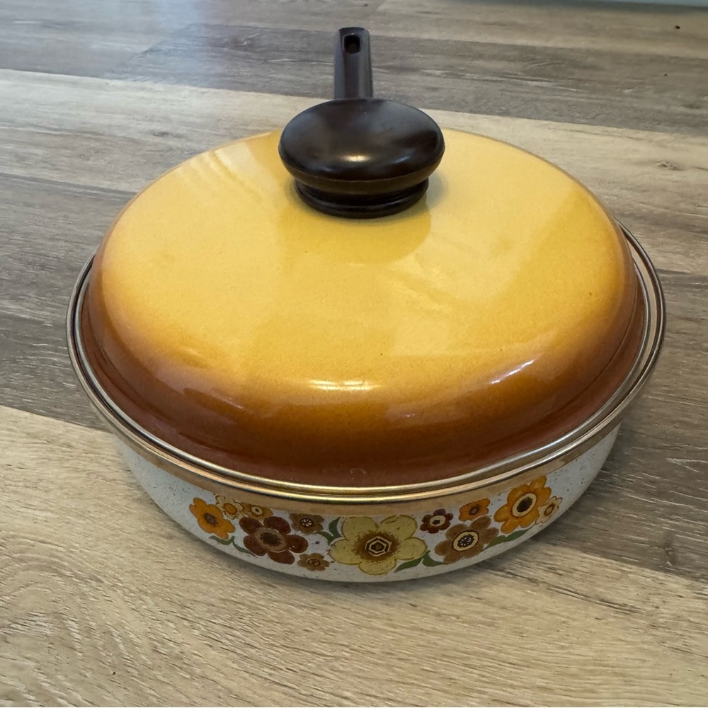 “SOLD” Vintage 1970's Harvest Blossom Enamel Floral Sauce Pan with Lid - Picture 5 of 11